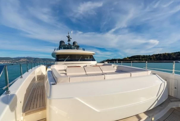 定制法拉帝(CustomLine)Navetta37二手超级游艇船首