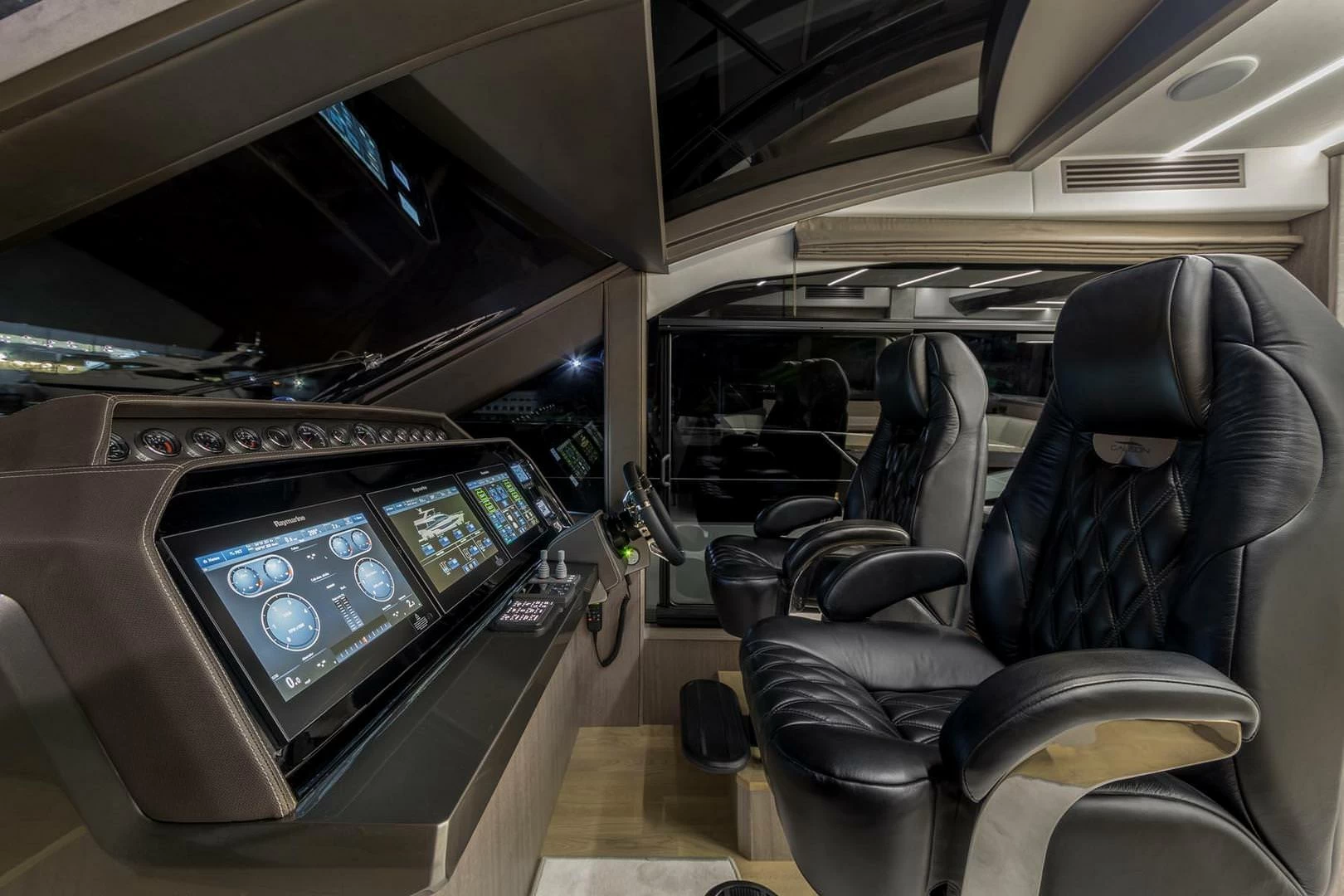 卡帝尔(Galeon)640驾驶位