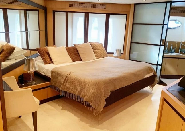博星(Pershing)90豪华二手运动游艇客舱