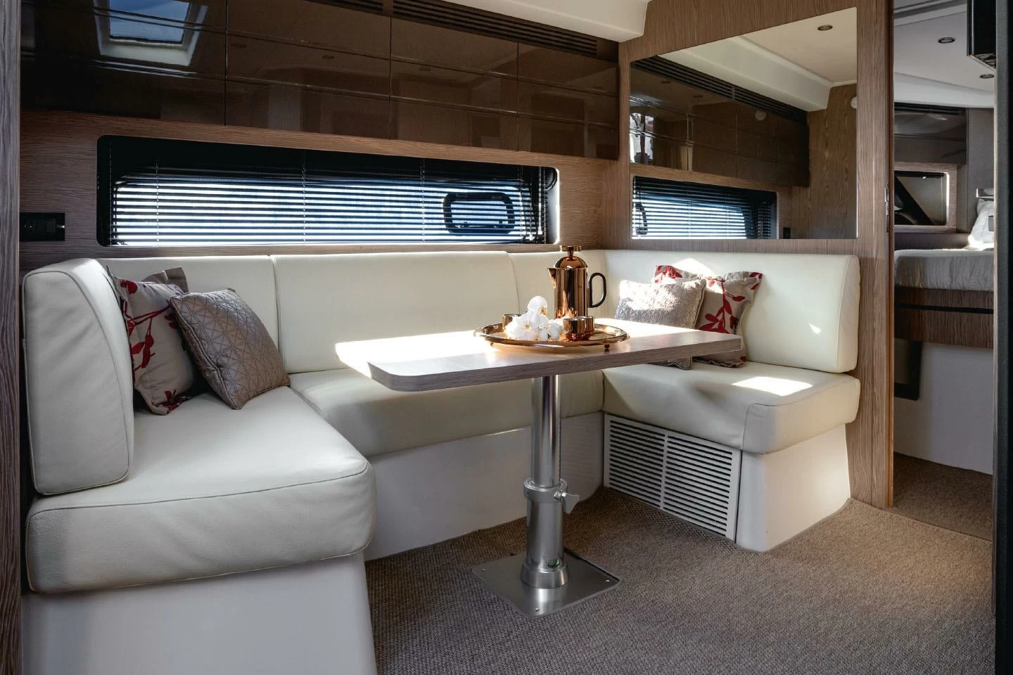 阿兹慕(Azimut)Atlantis45中型运动游艇沙龙区