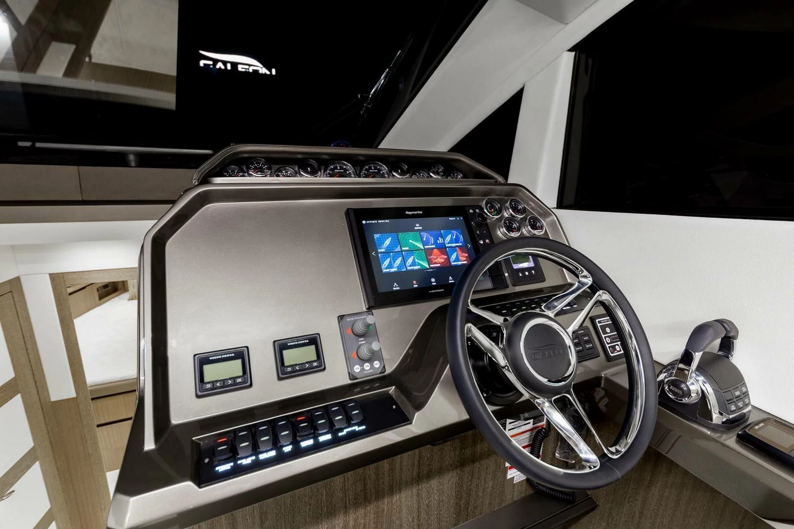 卡帝尔(Galeon)470Skydeck豪华游艇驾驶位
