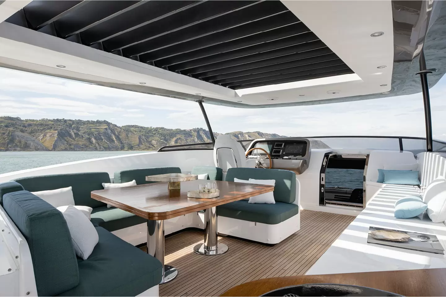 阿兹慕（Azimut）Magellano25M豪华游艇飞桥区