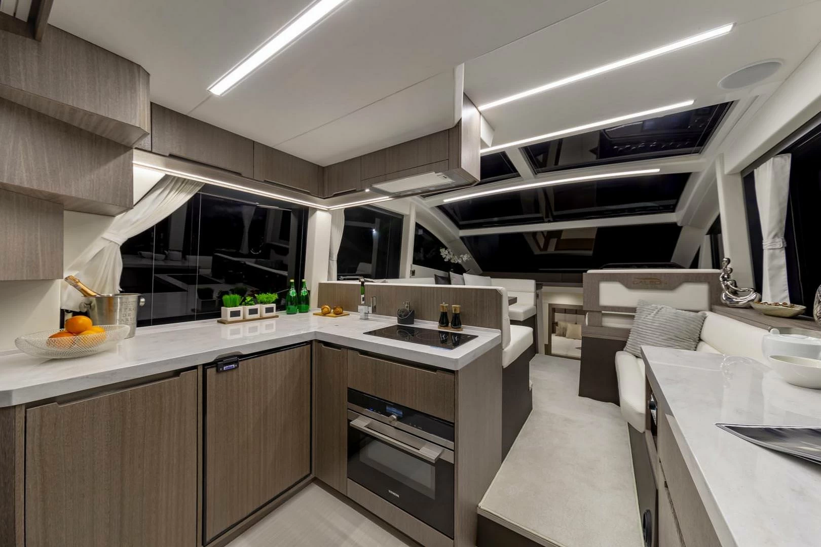卡帝尔(Galeon)470Skydeck豪华游艇沙龙区