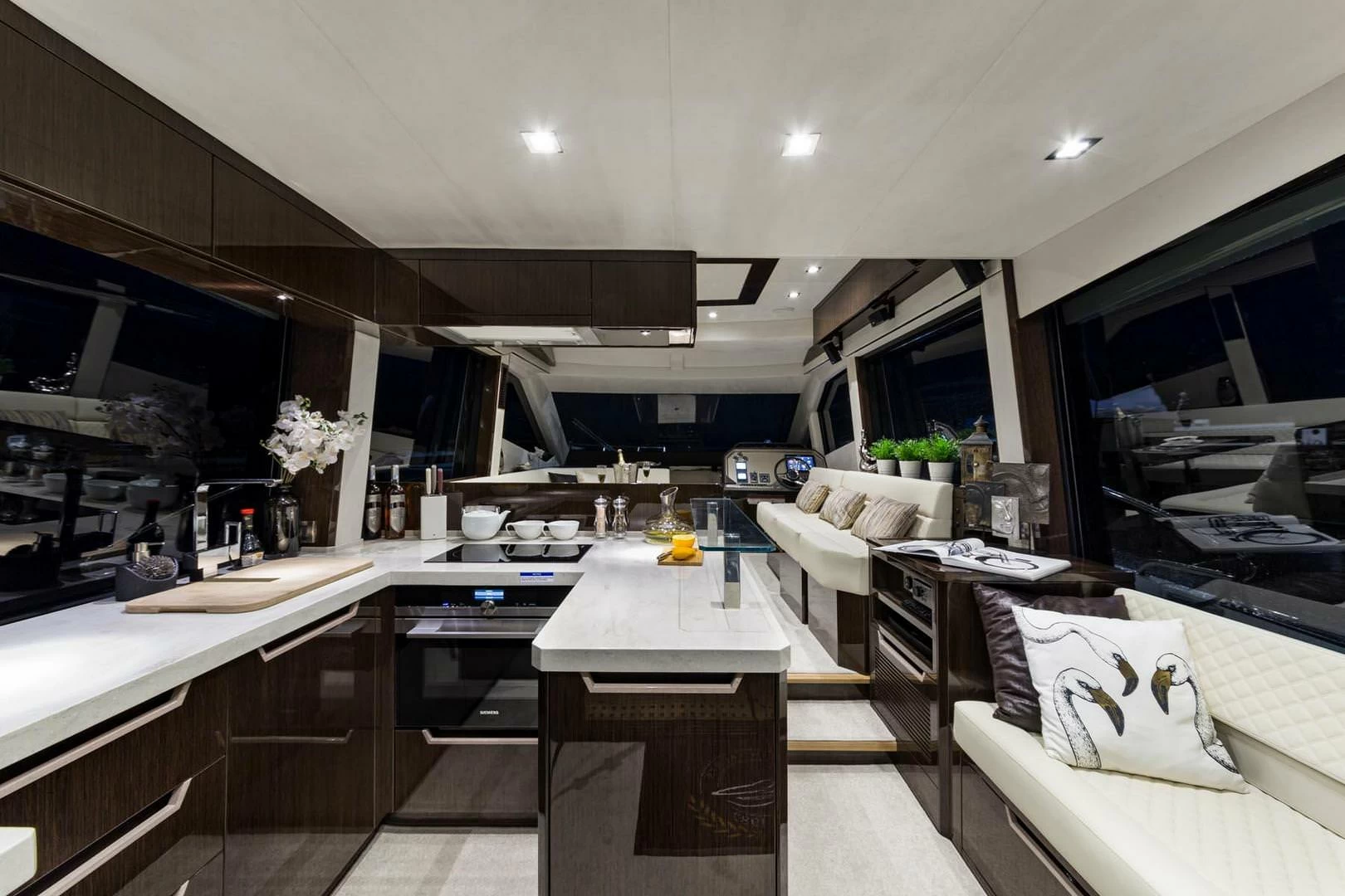 卡帝尔（Galeon）500飞桥游艇沙龙区