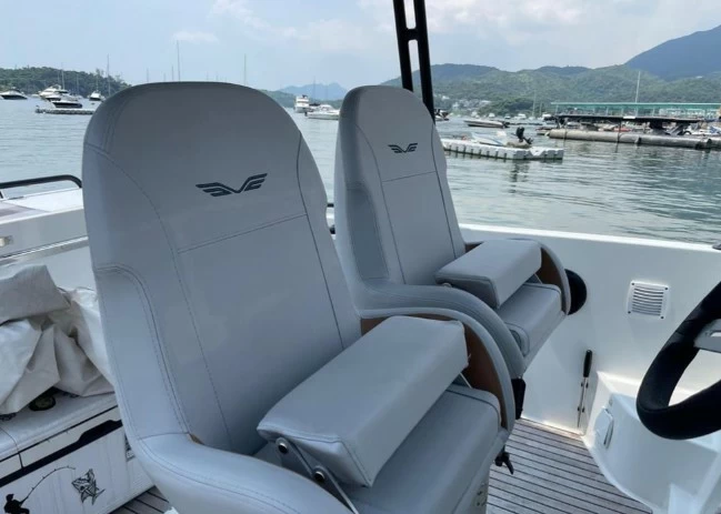 博纳多（Beneteau）飞扬8二手小型游艇座位区