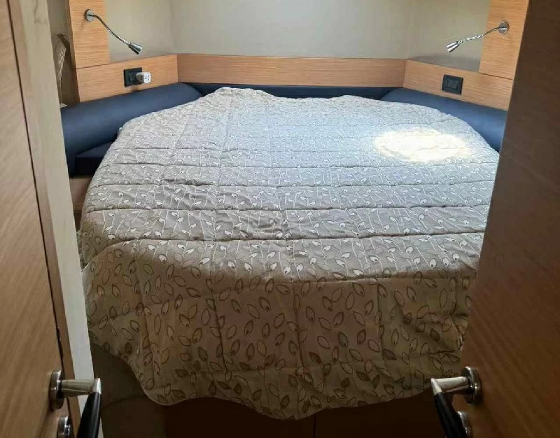 阿兹慕43二手飞桥游艇卧室