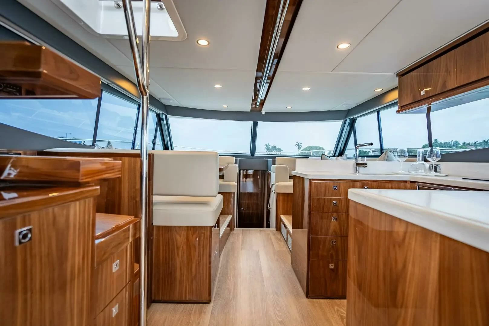雅舶仕（Absolute）Navetta53豪华飞桥游艇船舱沙龙区