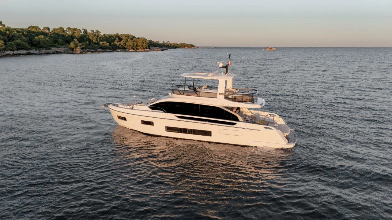 阿兹慕(Azimut)Fly 62游艇