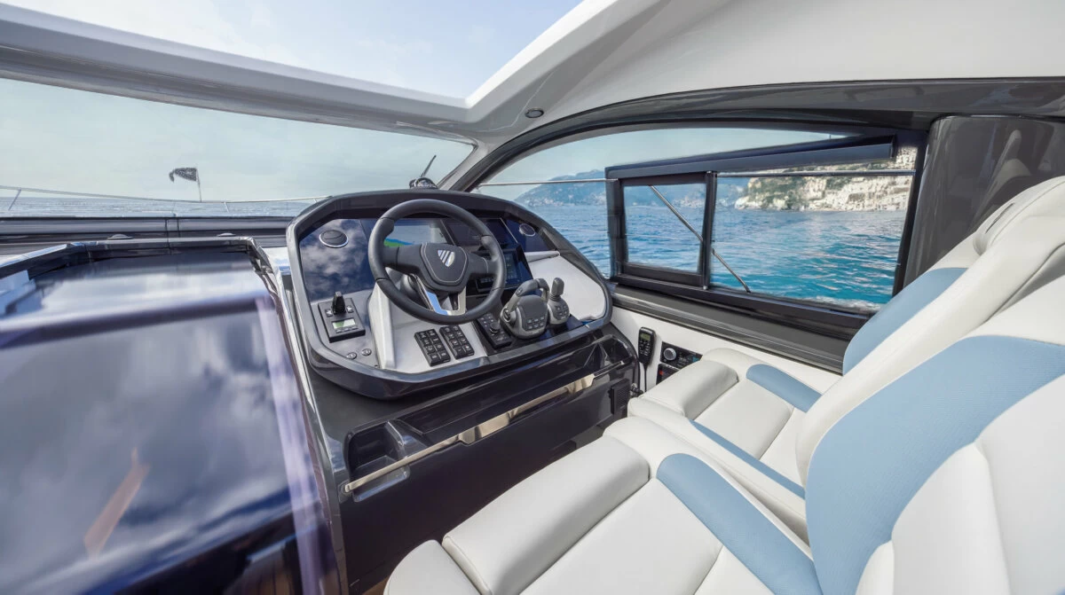 菲尔兰（Fairline）Targa40运动游艇驾驶区