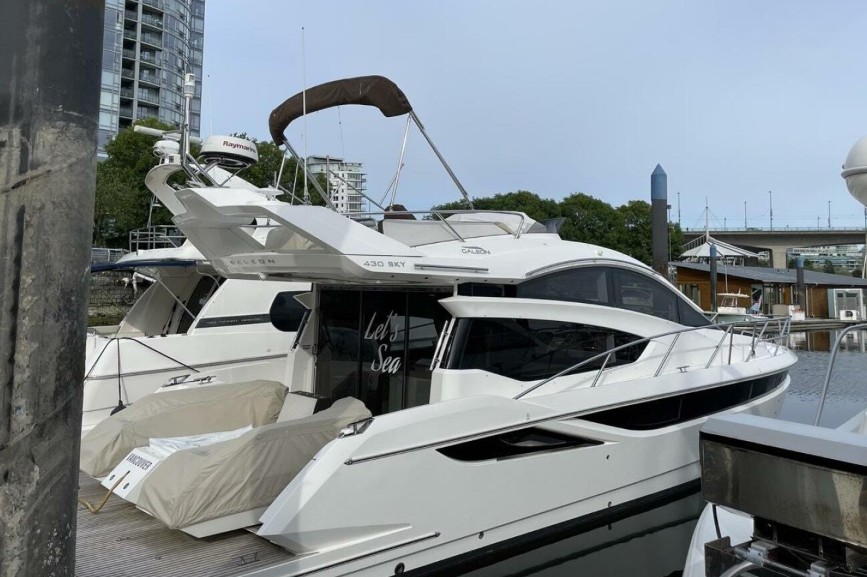 2017年卡帝尔430 Skydeck飞桥游艇，二手价格450万元