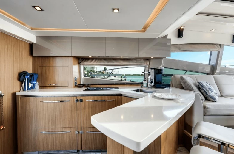 希瑞(SeaRay)L550二手豪华游艇厨房区