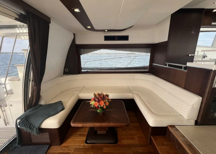 卡帝尔（Galeon）660豪华二手飞桥游艇沙龙