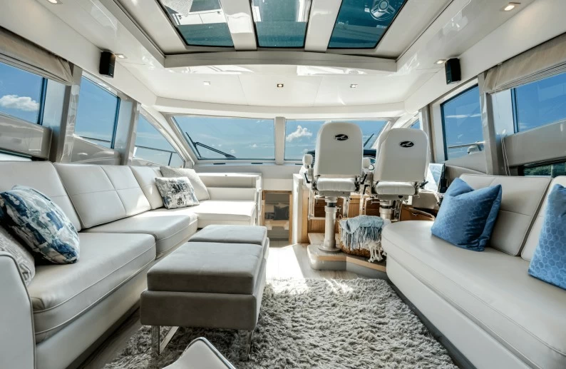 希瑞(SeaRay)L550二手豪华游艇接待区