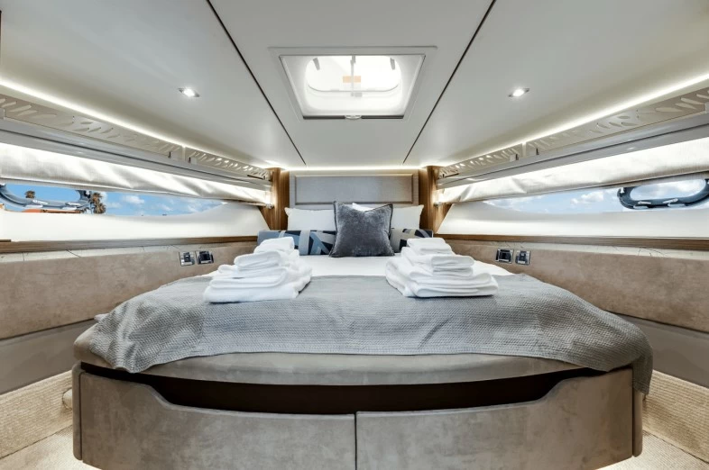 希瑞(SeaRay)L550二手豪华游艇客舱