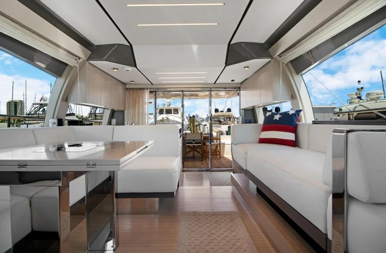 法拉帝(Ferretti)550二手飞桥游艇待客区