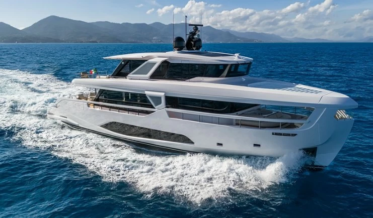 法拉帝（Ferretti）Infynito 90游艇