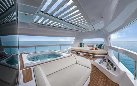 法拉帝（Ferretti）Infynito 90游艇飞桥区