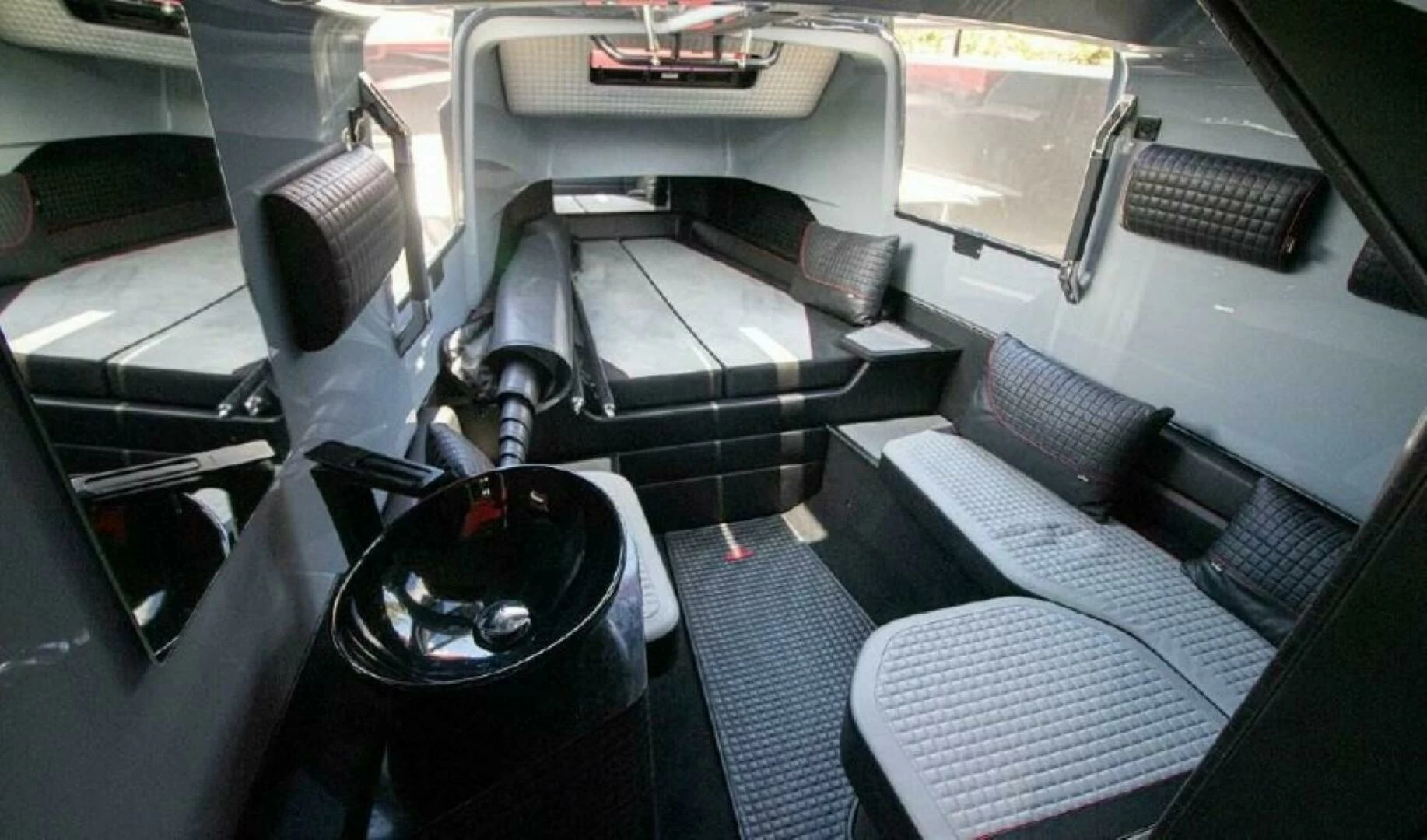 巴博斯（Brabus）Shadow900OB二手游艇客舱