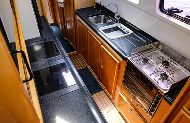 Seawind 1160二手双体帆船厨房区