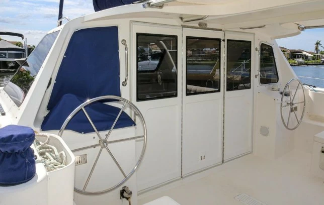 Seawind 1160二手双体帆船驾驶区