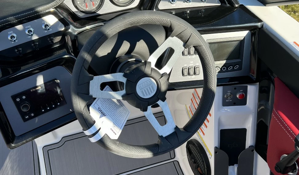 Mastercraft NXT24尾波滑水艇驾驶区