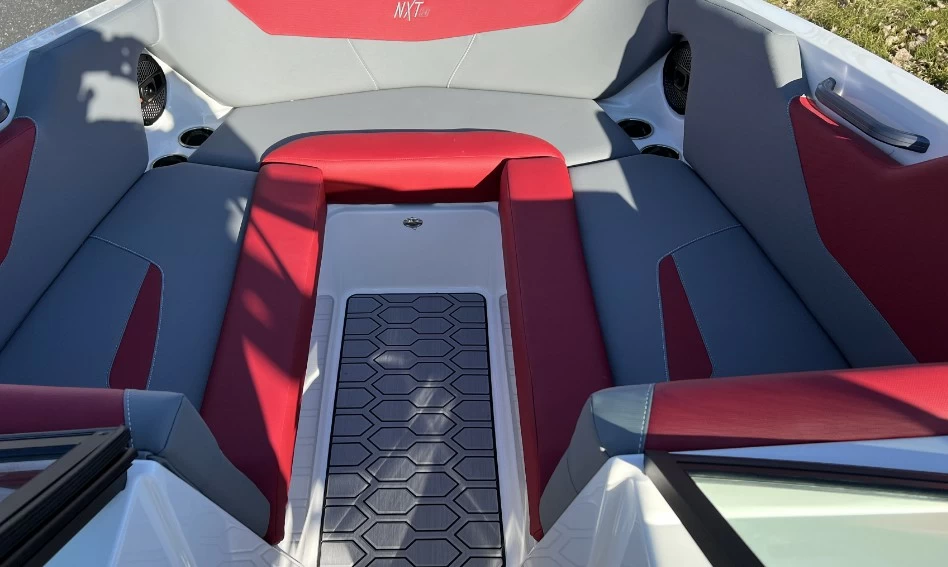 Mastercraft NXT24尾波滑水艇船首座位区