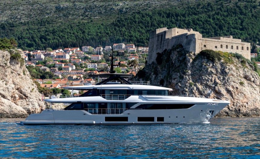 定制法拉帝Navetta38超级游艇，可远航2800海里，售价1.30亿