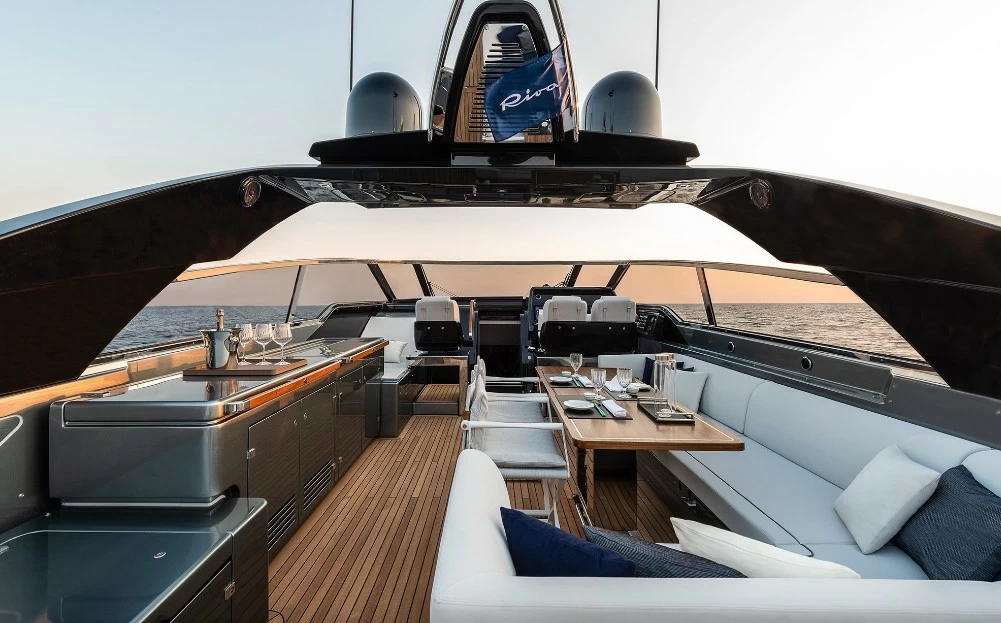 丽娃(Riva)76BahamasSuper开放式游艇飞桥区