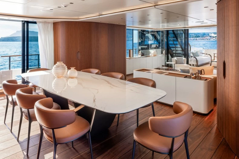 定制法拉帝(CustomLine)Navetta50探险游艇餐厅