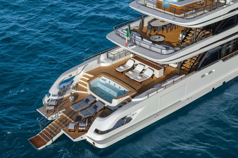定制法拉帝(CustomLine)Navetta50探险游艇