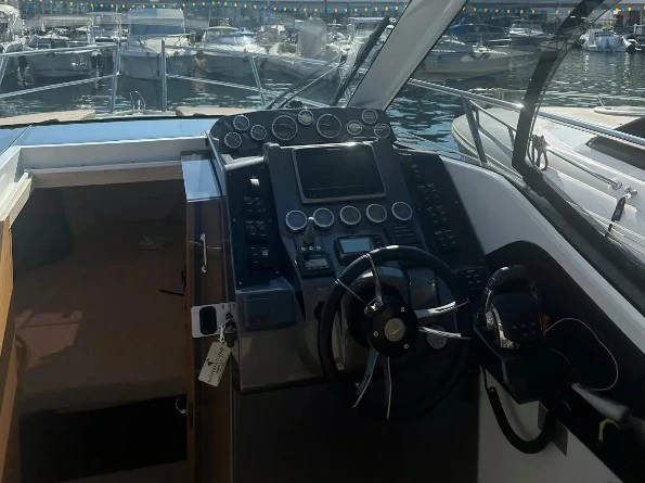 卡帝尔(Galeon)305HTS二手小型运动游艇驾驶区