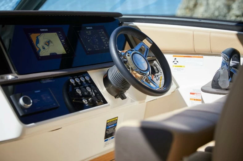 希瑞(SeaRay)Sundancer320运动游艇中控