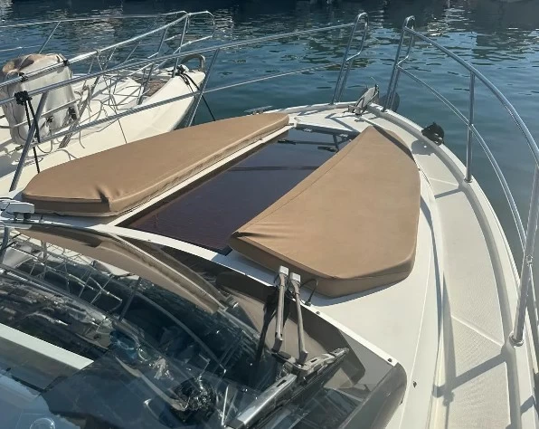 卡帝尔(Galeon)305HTS二手小型运动游艇船首区
