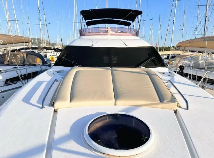 菲尔兰（Fairline）Phantom50二手飞桥游艇船首区