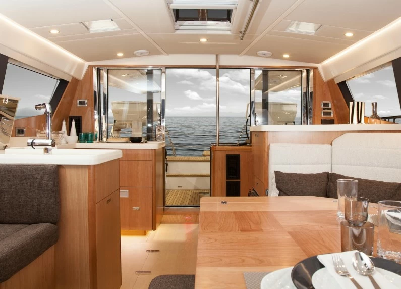穆迪（Moody）Decksaloon54豪华帆船船舱沙龙
