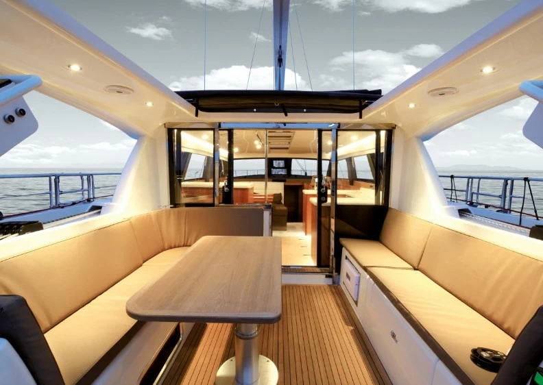 穆迪（Moody）Decksaloon54豪华帆船沙龙区