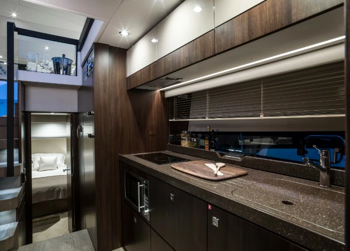 菲尔兰(Fairline)Targa50GT中型运动游艇厨房
