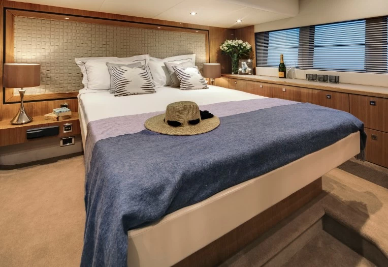 菲尔兰(Fairline)Targa50GT中型运动游艇卧室