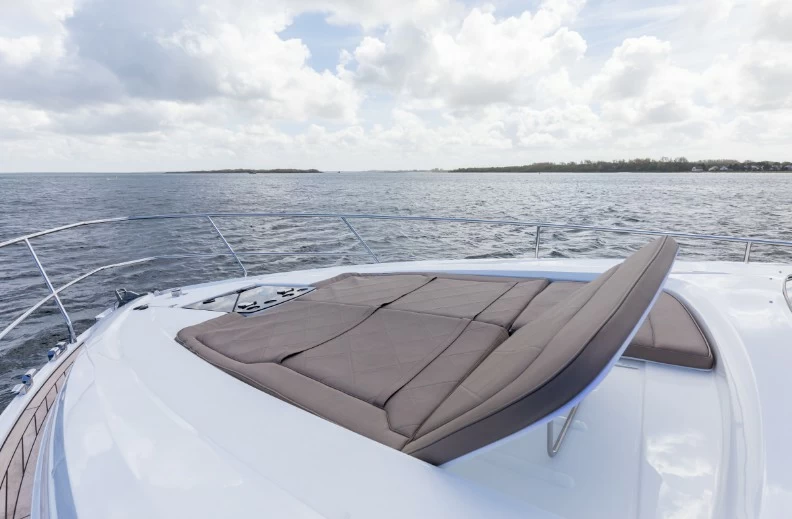 菲尔兰(Fairline)Targa50GT中型运动游艇前甲板日光浴区