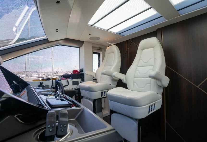 圣汐克(Sunseeker)Ocean90豪华二手游艇驾驶区