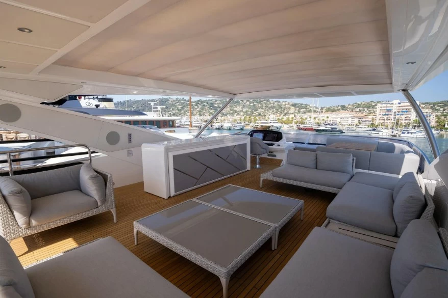圣汐克(Sunseeker)Ocean90豪华二手游艇飞桥区