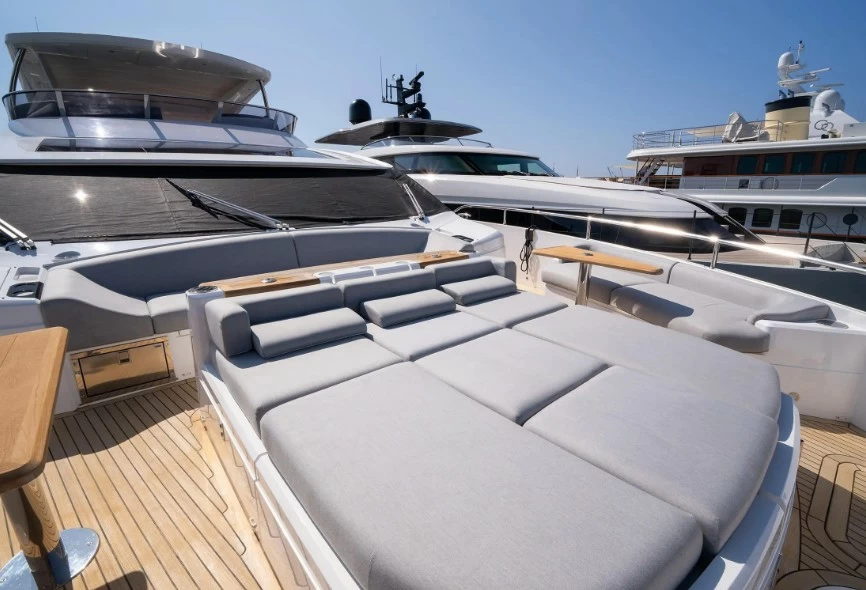 圣汐克(Sunseeker)Ocean90豪华二手游艇船首座位区