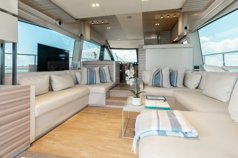 法拉帝(Ferretti)670进口飞桥游艇驾驶层