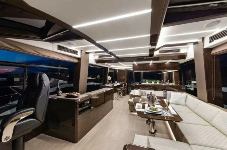 卡帝尔（Galeon）640进口二手游艇驾驶层