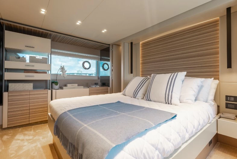 法拉帝(Ferretti)670进口飞桥游艇客舱