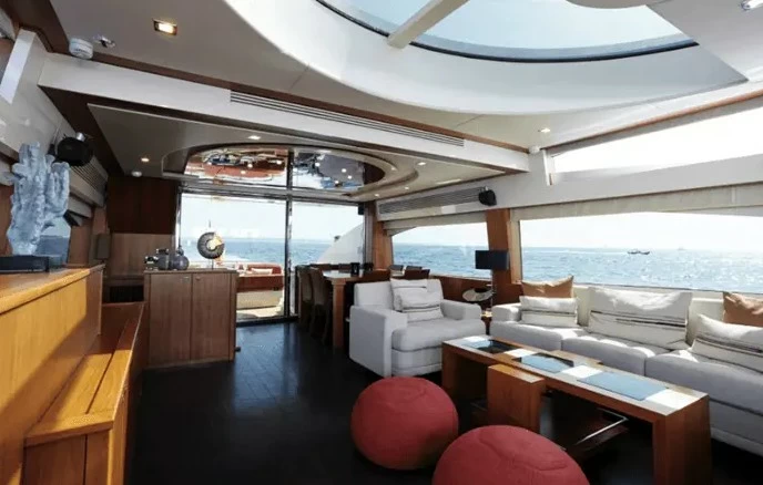 圣汐克（Sunseeker）Predator92豪华二手运动飞桥游艇沙龙区