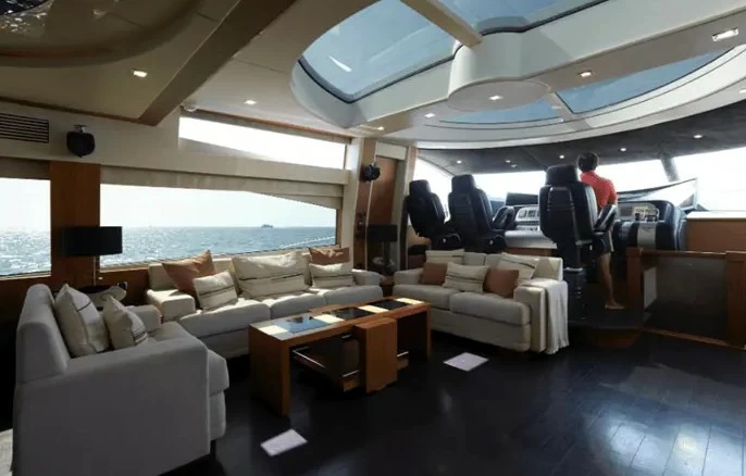 圣汐克（Sunseeker）Predator92豪华二手运动飞桥游艇驾驶区