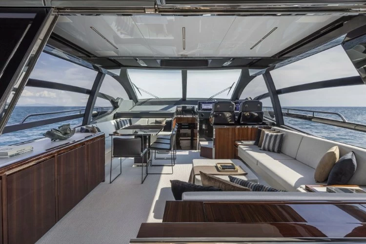 丽娃(Riva)76Perseo Super豪华运动飞桥游艇驾驶区