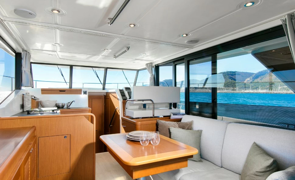 博纳多（Beneteau）思乐35拖网飞桥游艇主甲板布局