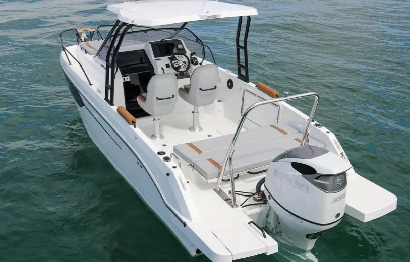 博纳多(Beneteau)飞扬8阳光甲板型快艇主甲板布局